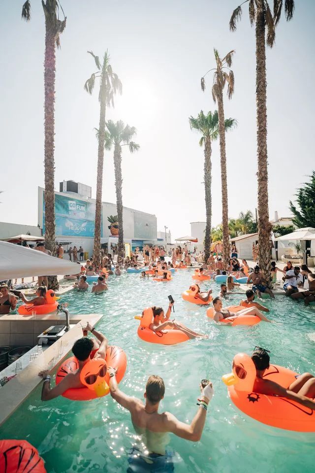 Inflatables, cocktails and chaos—Albufeira Pool Party in full flow with sun, tunes and the ultimate duck squad vibes.