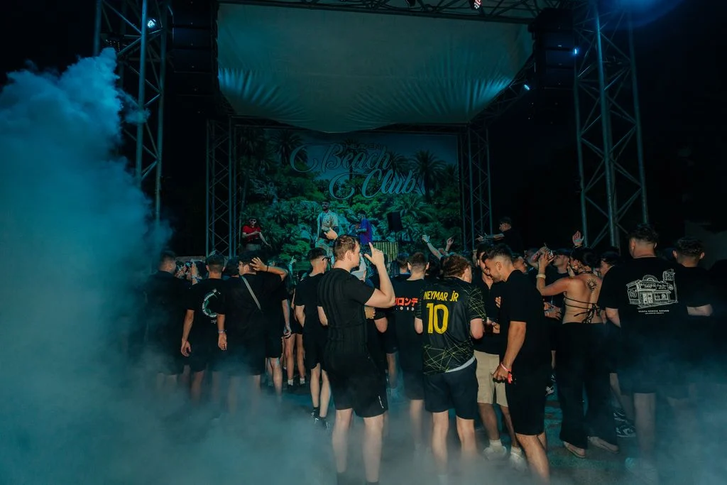 Party crowd at Agenda Beach Club in Albufeira, surrounded by smoke and lights, living it up to the DJ’s beats.