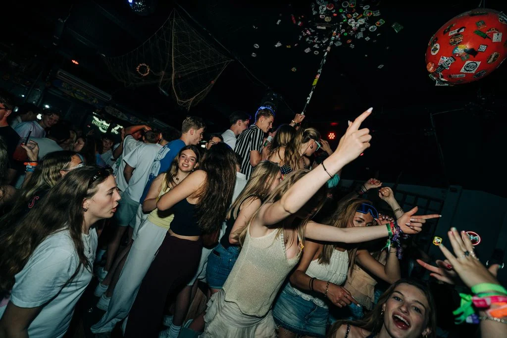 Non-stop energy at Albufeira’s Rooftop Sessions — packed dancefloor, hands in the air, and pure summer party vibes.