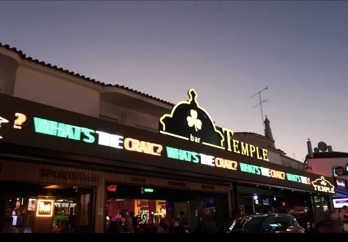 Temple Bar on Albufeira’s lively Strip lit up at night, buzzing with party energy and good craic all evening long.