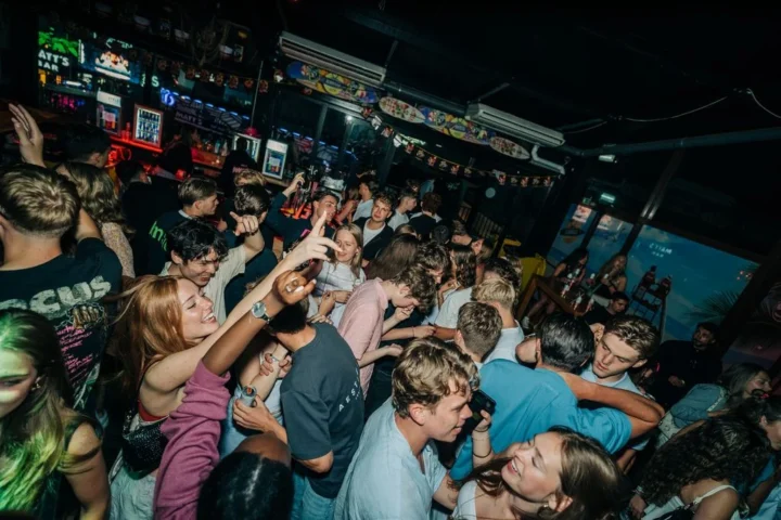 Packed dancefloor at Albufeira’s Rooftop Sessions — tunes pumping, drinks in hand, and the crowd buzzing all night long.