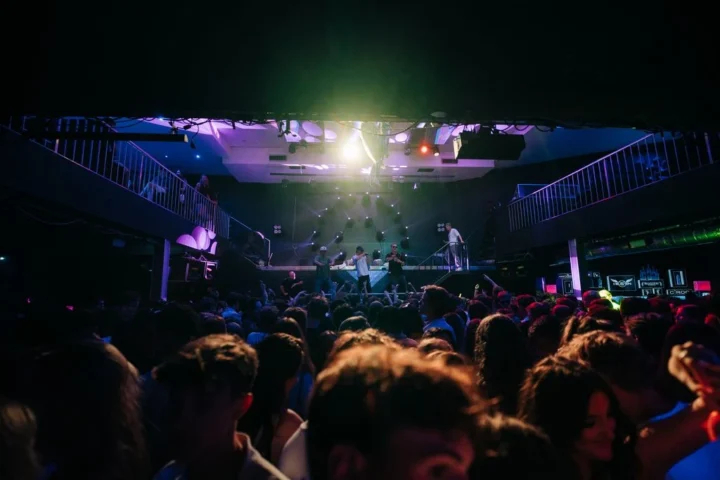 Crowds packed into Club Heaven Albufeira as the DJ drops beats under bright lights and the dancefloor goes off.