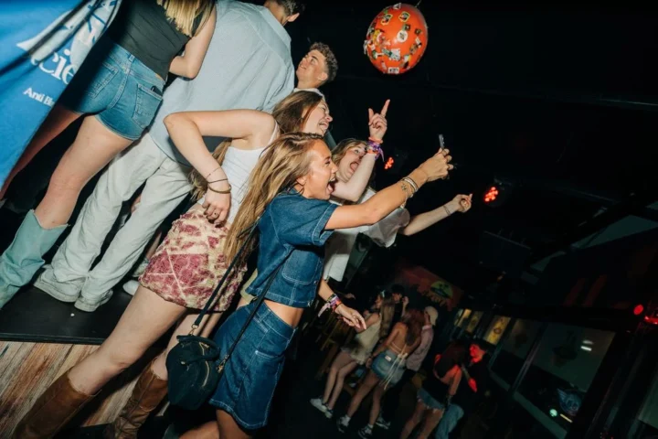 Hands up, drinks in, and camera flashes ready—Albufeira’s Rooftop Sessions popping off with pure energy and main character vibes.