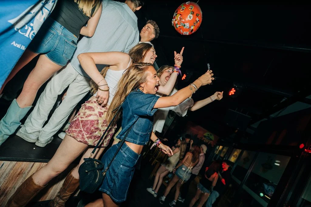 Hands up, drinks in, and camera flashes ready—Albufeira’s Rooftop Sessions popping off with pure energy and main character vibes.